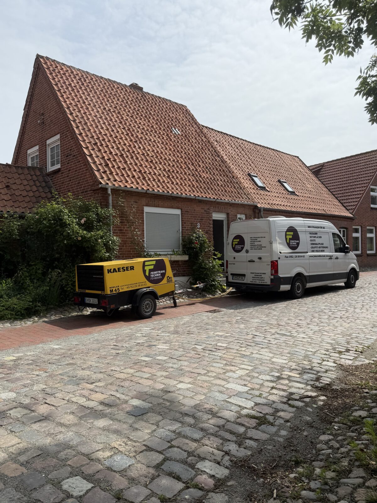 Wir unterstützen Bauunternehmen, Planungsbüros und Immobilienbesitzer bei Sanierungsprojekten, indem wir Oberflächen reinigen, entlacken, entrosten und für Reparatur- oder Beschichtungsarbeiten vorbereiten. Unsere mobile Technik kommt direkt auf die Baustelle – in Schleswig-Holstein, Norddeutschland und Süddänemark.