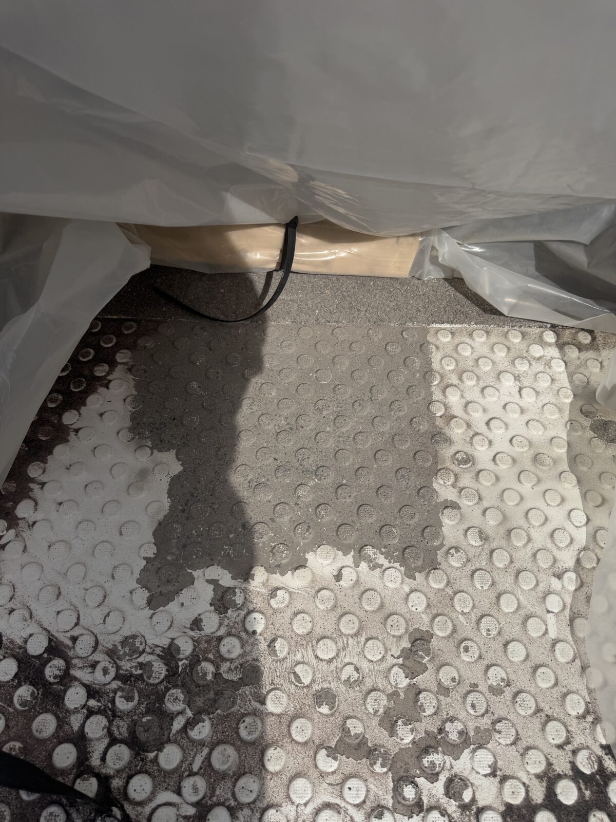 Abbeizen und Entfernen von 2K-Farbe auf Bahnsteigen